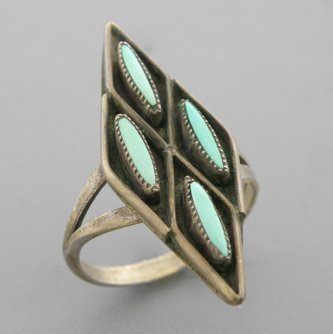 VINTAGE ZUNI PETIT POINT STERLING SILVER TURQUOISE RING (1 of 2)
