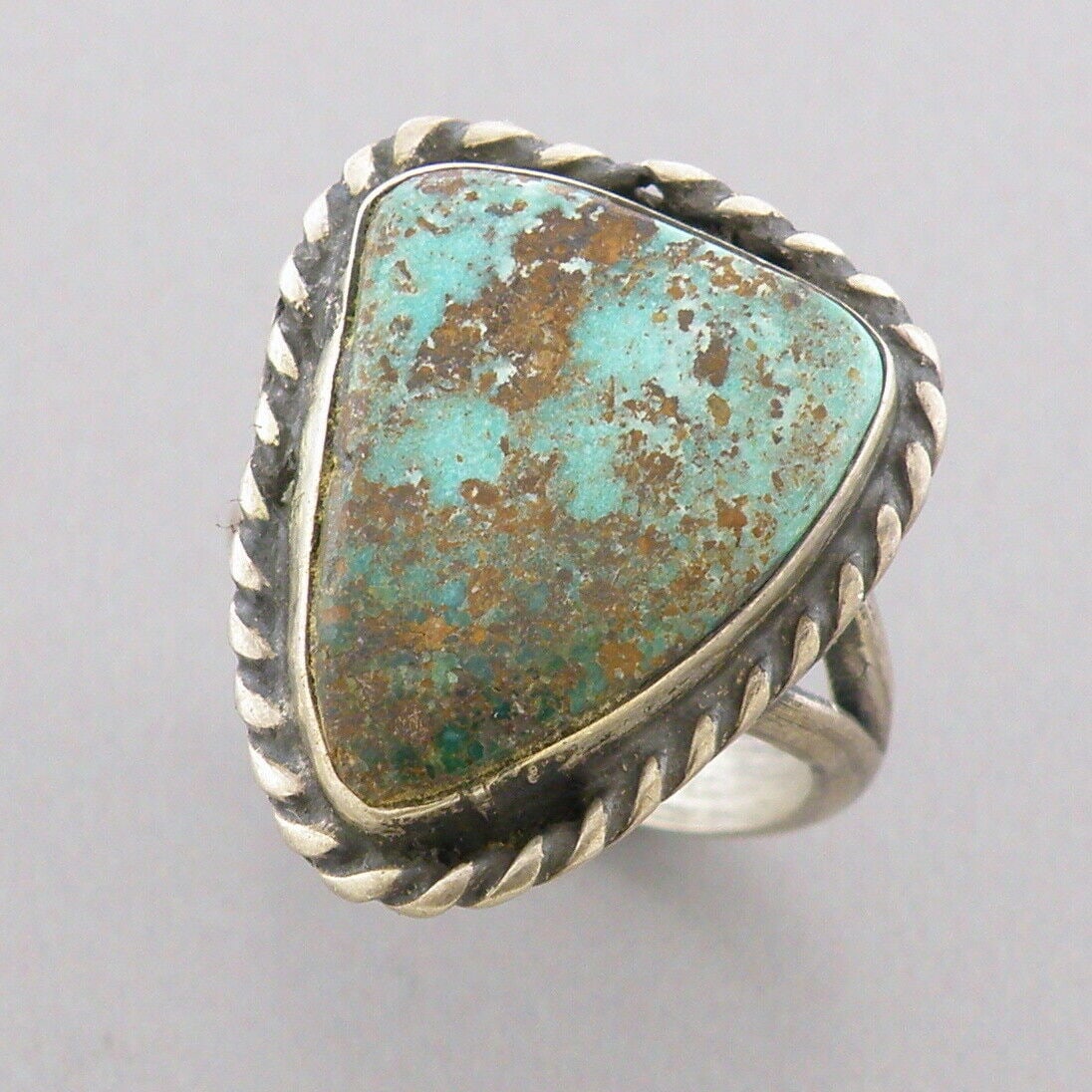 VINTAGE BEAUTIFUL NAVAJO STERLING SILVER TURQUOISE RING (1 of 2)
