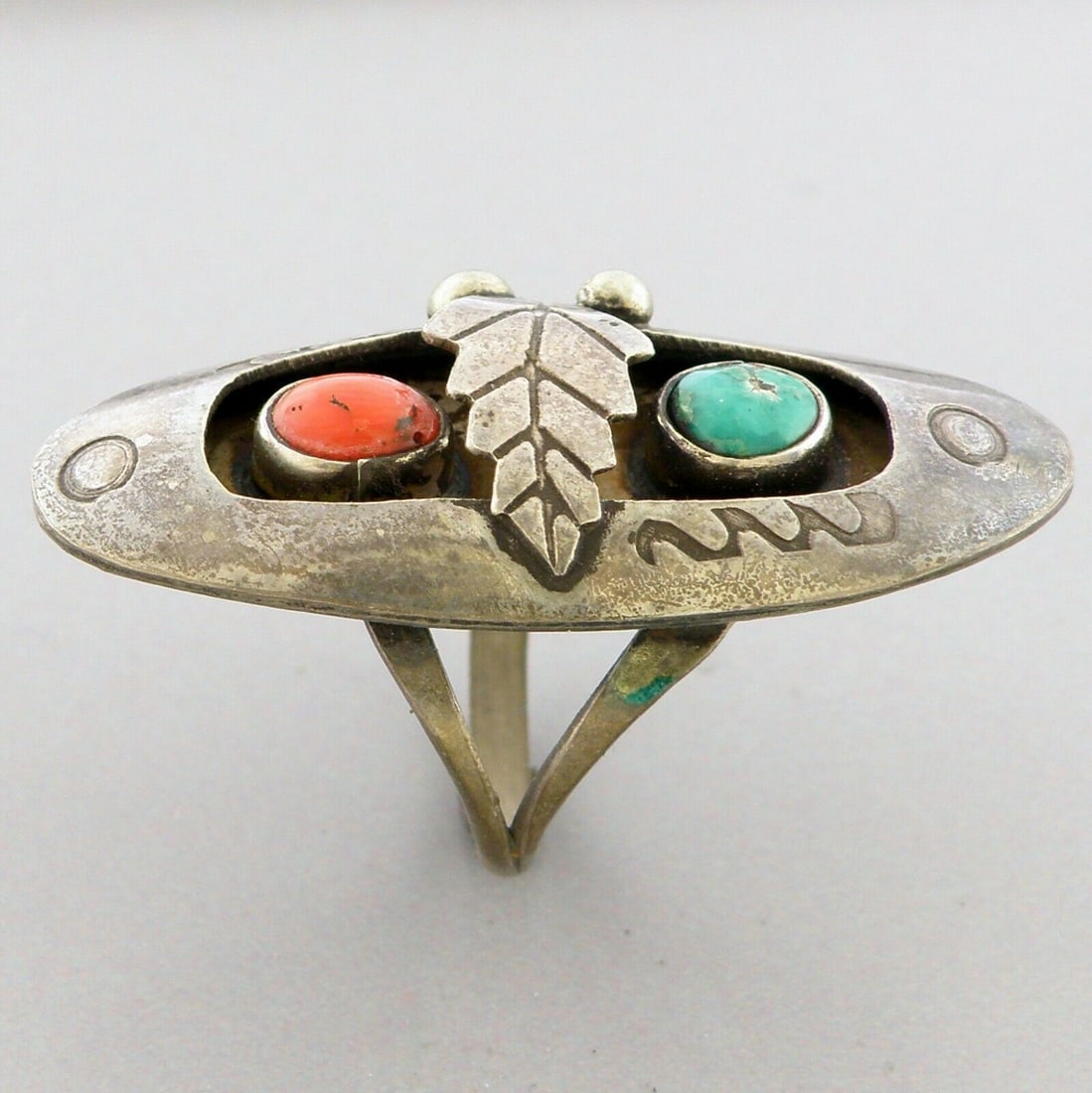VINTAGE BEAUTIFUL NAVAJO SILVER TURQUOISE CORAL RING (1 of 2)