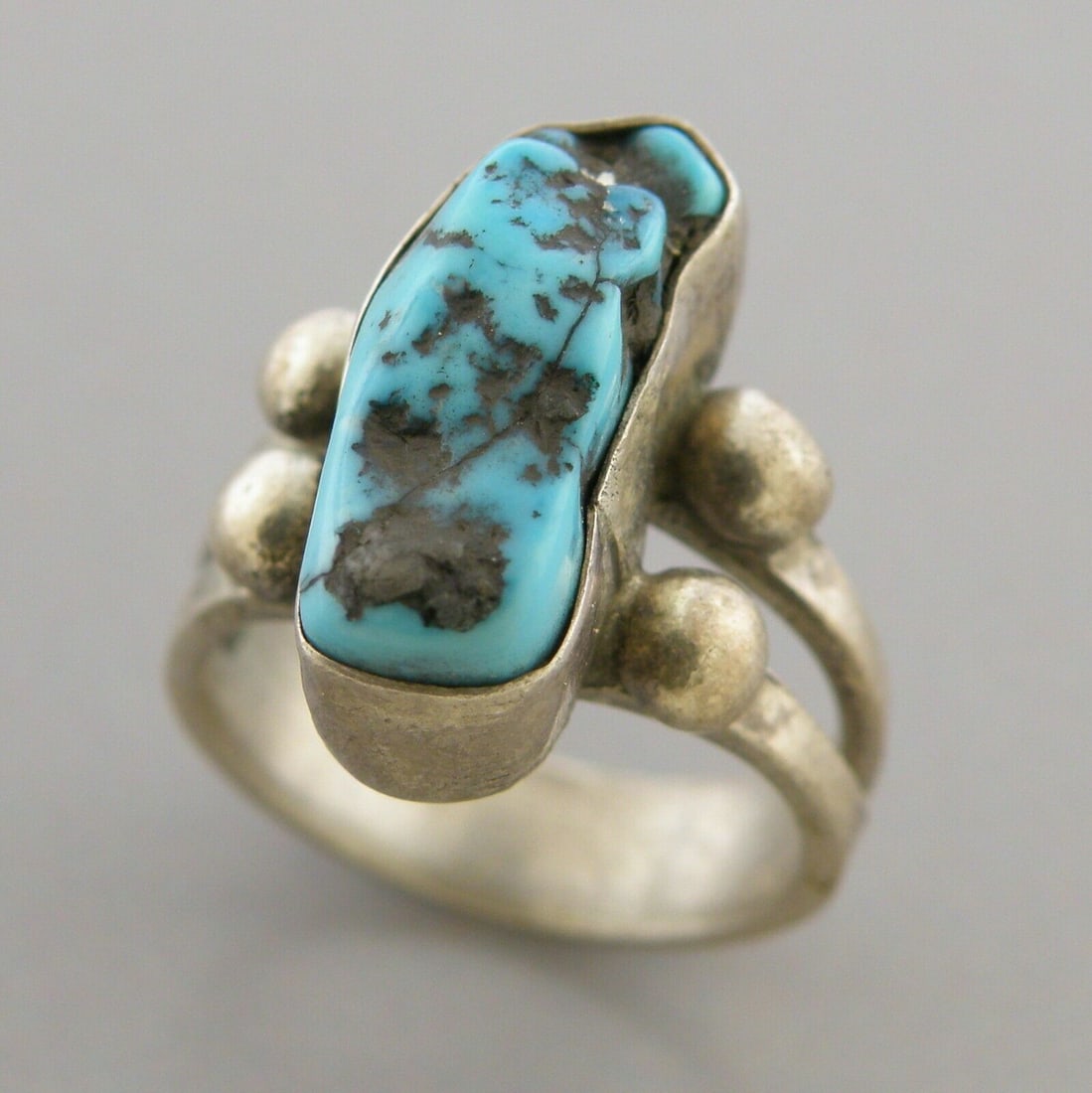 VINTAGE BEAUTIFUL NAVAJO STERLING SILVER NUGGET TURQUOISE RING (1 of 2)