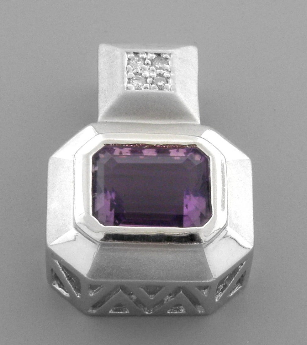 14K WHITE GOLD PURPLE AMETHYST AND DIAMOND PENDANT: 14K WHITE GOLD DIAMOND AND AMETHYST PENDANTPendant measures 0.87" H x 0.63" W14K White gold 4 Diamonds x 0.01ct = 0.04ct1 Emerald cut Amethyst 10x8MMPre-owned in excellent condition, please refer to p