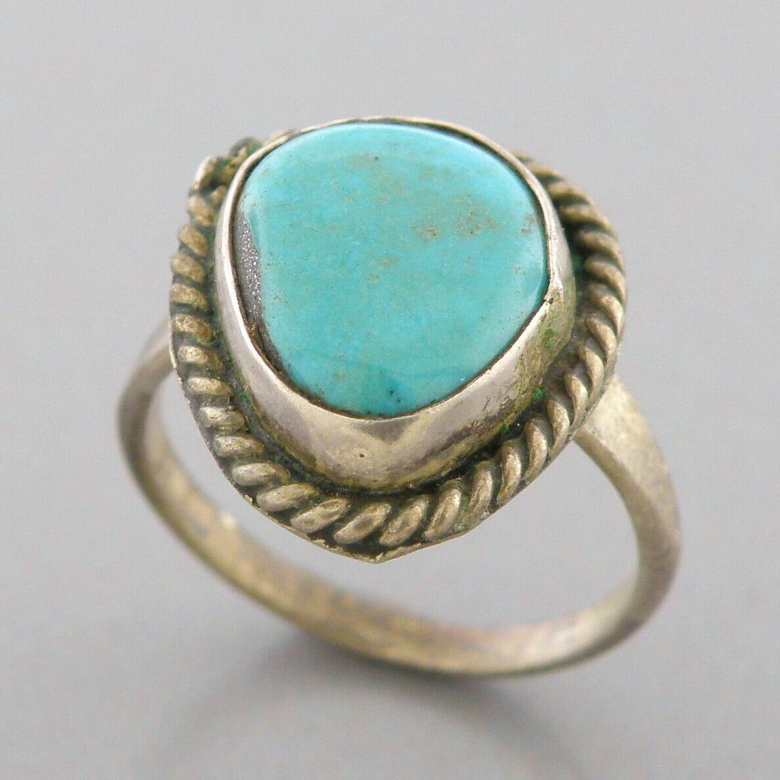 VINTAGE BEAUTIFUL NAVAJO STERLING SILVER TURQUOISE RING (1 of 2)