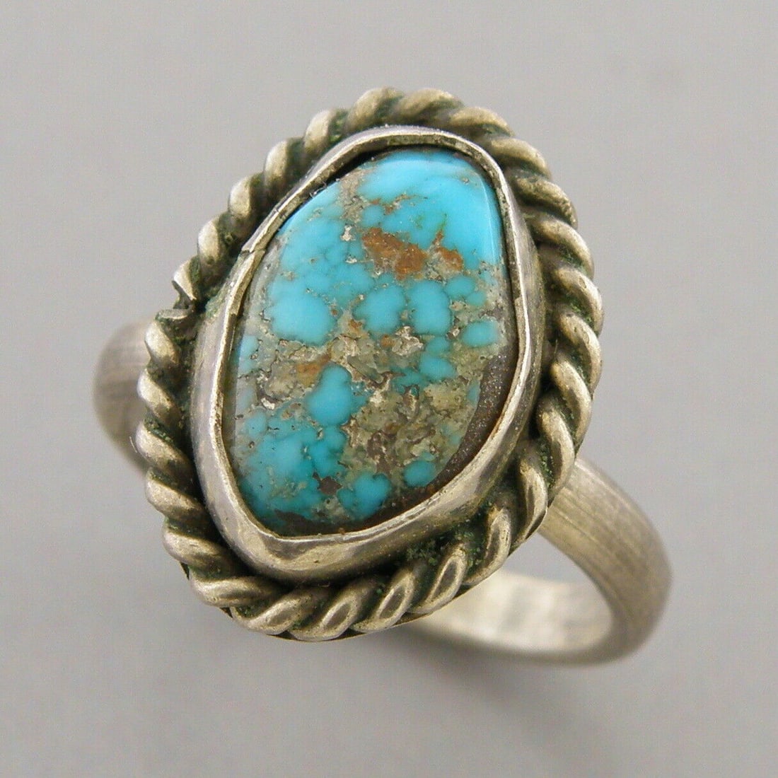 VINTAGE BEAUTIFUL NAVAJO STERLING SILVER TURQUOISE RING KIDS SIZE 5: VINTAGE TURQUOISE STERLING SILVER RING Vintage Navajo Turquoise sterling silver ring Size 5 Ring head measures 0.66" H x 0.50" W Vintage, Pre-owned, in good condition for its age, please refer to pics