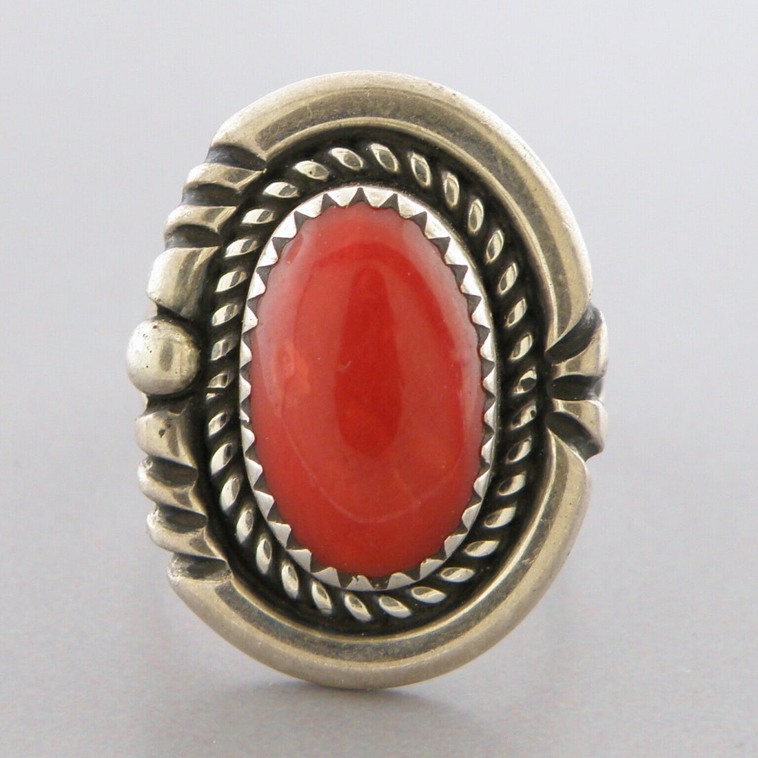 VINTAGE BEAUTIFUL NAVAJO STERLING OX BLOOD CORAL RING (1 of 2)