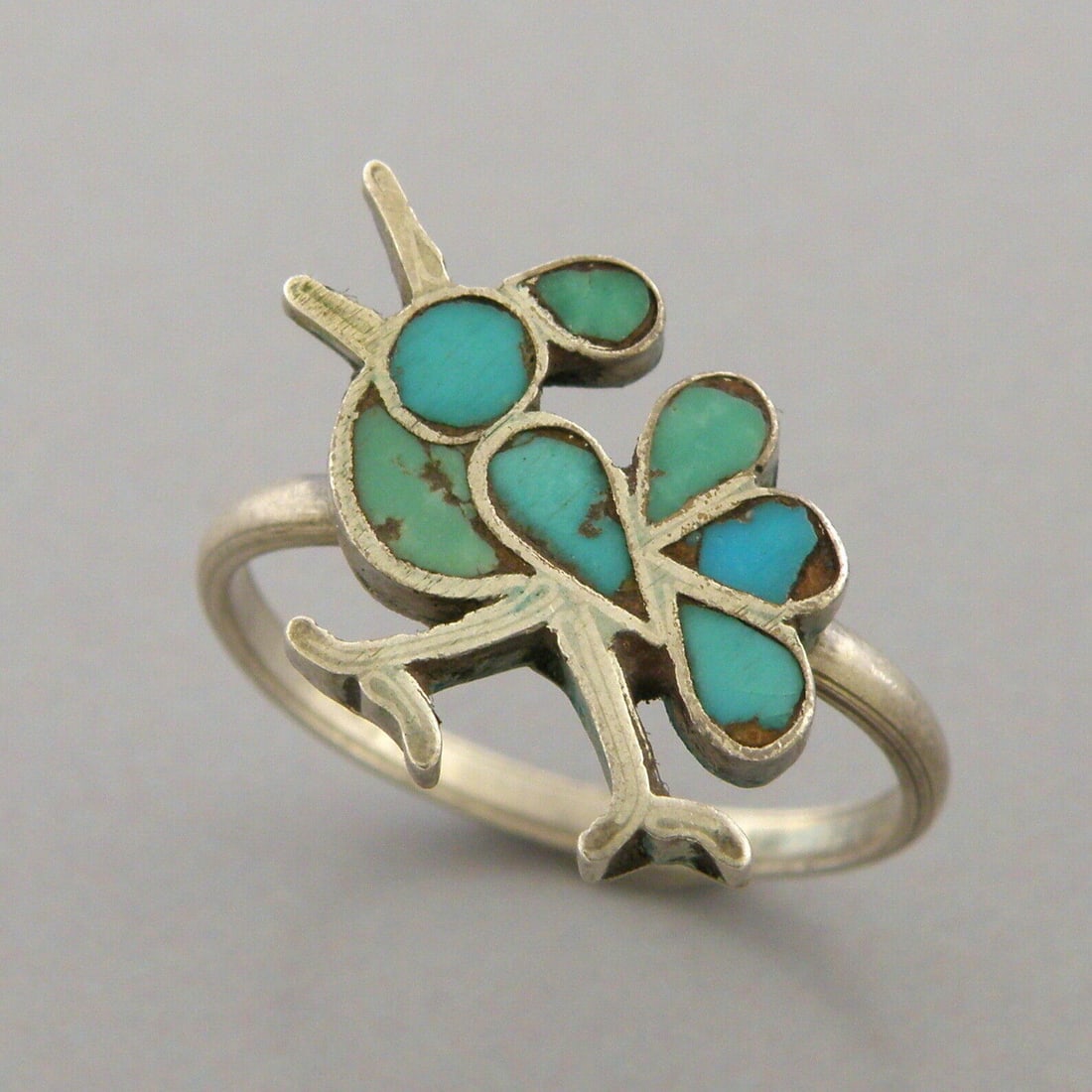 VINTAGE NAVAJO STERLING SILVER TURQUOISE SNAKE EYE RING: VINTAGE TURQUOISE STERLING SILVER RING Vintage Navajo Turquoise sterling silver snake eye ring Size 5.5 Ring head measures 0.76" L x 0.50" W Vintage, Pre-owned, in good condition for its age, please r
