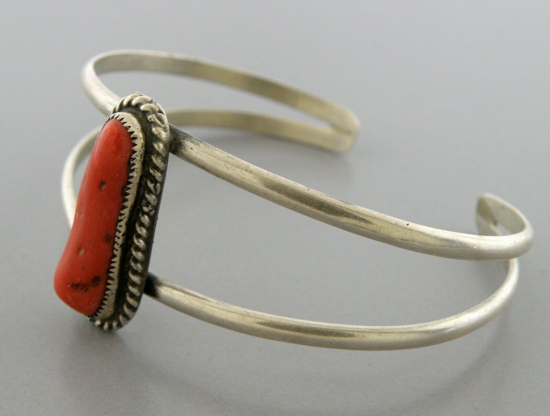 VINTAGE BEAUTIFUL NAVAJO STERLING SILVER CORAL CUFF (1 of 2)