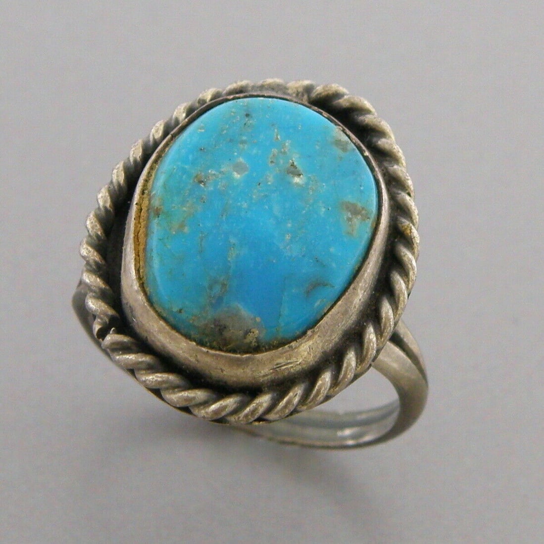 VINTAGE BEAUTIFUL EARLY NAVAJO STERLING SILVER TURQUOISE RING (1 of 2)