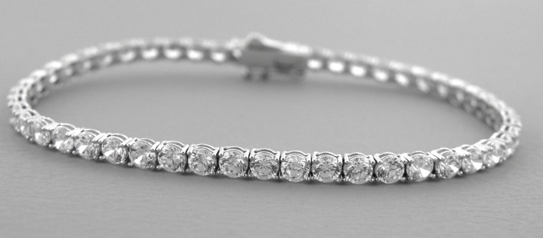 14K WHITE GOLD ROUND CZ TENNIS BRACELET: NEW 14K WHITE GOLD BRACELET 14K Solid White Gold Cz cubic zirconia Width Size: 2.5mm wide Lengths: 7" High Polish 14k gold with Cubic Zirconia Stamp: 14k Avg Weight: 2.5mm - 7" = 5.5g