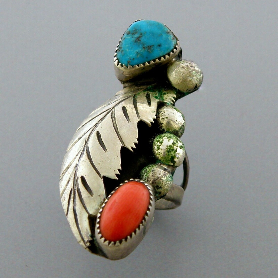VINTAGE BEAUTIFUL NAVAJO STERLING SILVER TURQUOISE CORAL RING (1 of 2)
