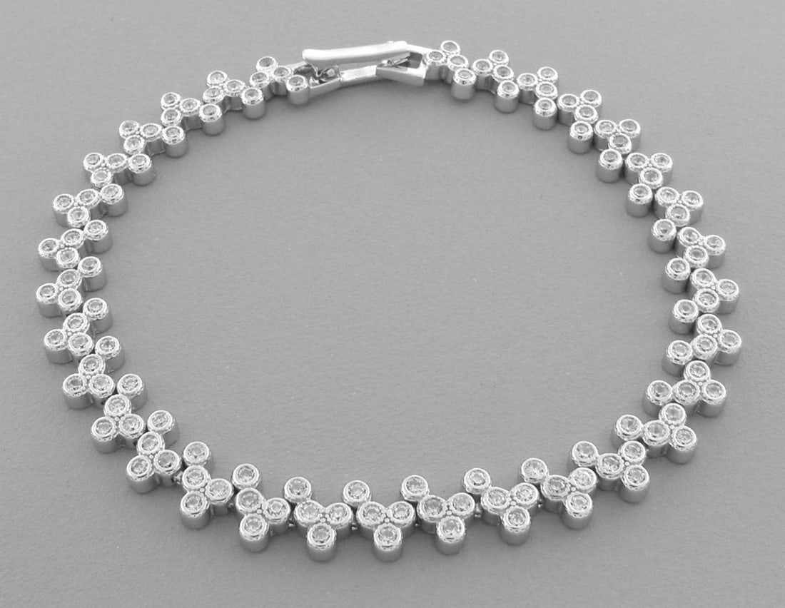 STERLING SILVER CZ LADIES BUBBLE TENNIS BRACELET 4ct: NEW STERLING SILVER CZ TENNIS BRACELET BRACELETBracelet measures 7.25" Long (will fit upto 7.25" wrist)Bracelet measure 6.7mm Wide4ct cz size apxSterling silver, beautiful cz tennis bracelet, excellen