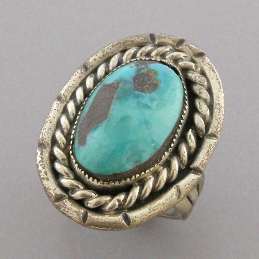 VINTAGE BEAUTIFUL NAVAJO STERLING SILVER TURQUOISE RING (1 of 2)