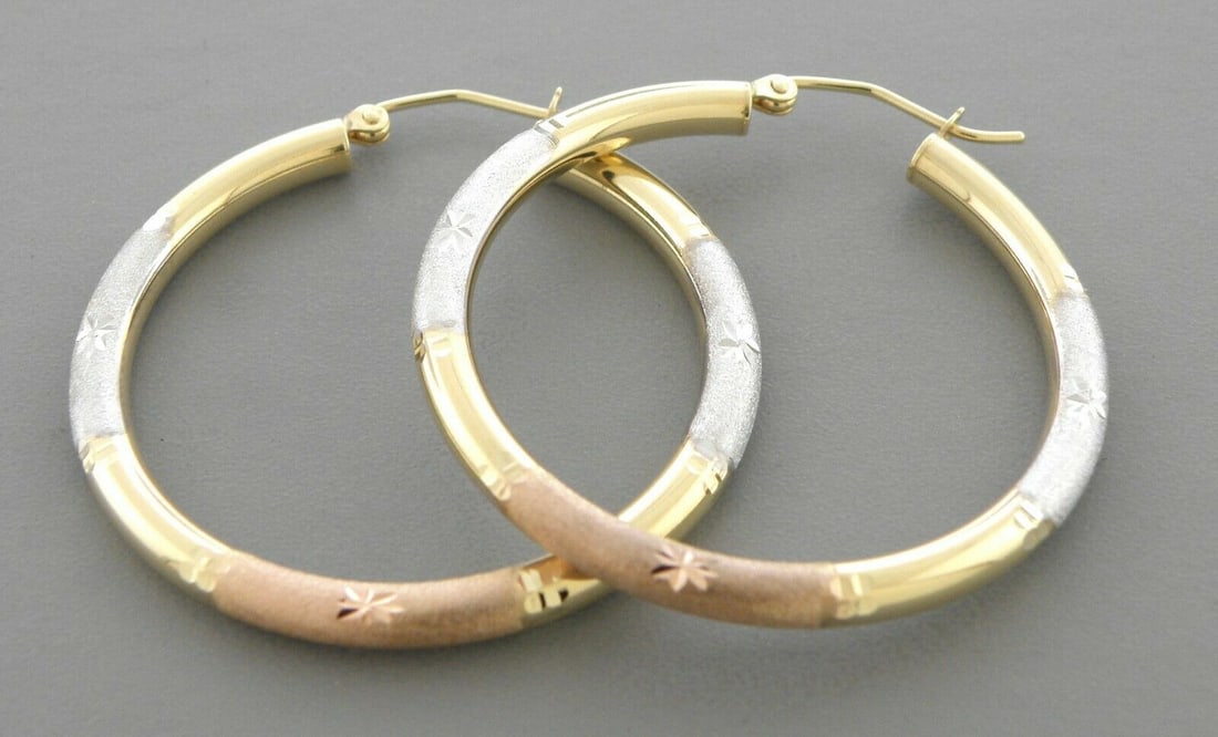 14K TRI COLOR GOLD ROUND HOOP TUBE EARRINGS 3mm: 14K TRI COLOR GOLD HOOP EARRINGS 14K Tri color Gold Tube hoop earrings Width Size: 3mm Diameter: 35mm Diamond cut, Satin and High Polish Finish Snap/ clasp closure Stamp: 14k Avg Weight: 35mm - 3g