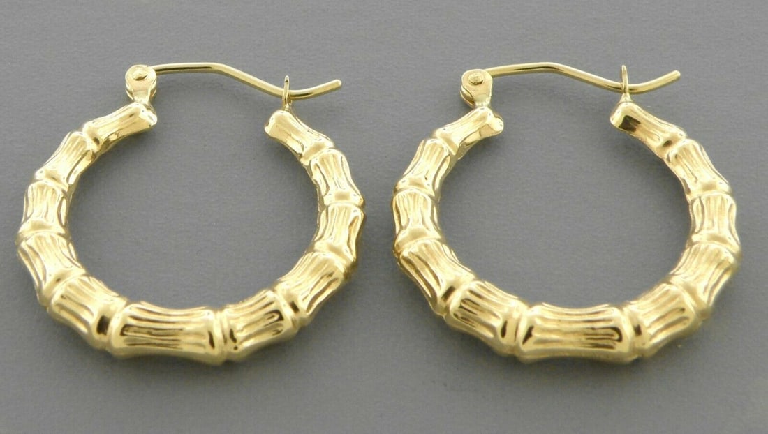 14K YELLOW GOLD BAMBOO HOOP TUBE EARRINGS 3.5mm: 14K YELLOW GOLD HOOP EARRINGS 14K Yellow Gold Tube hoop Bamboo earrings Width Size: 3.5mm Diameter: 25mm, High Polish Finish Snap/ clasp closure Stamp: 14k Avg Weight: 25mm - 1.5g