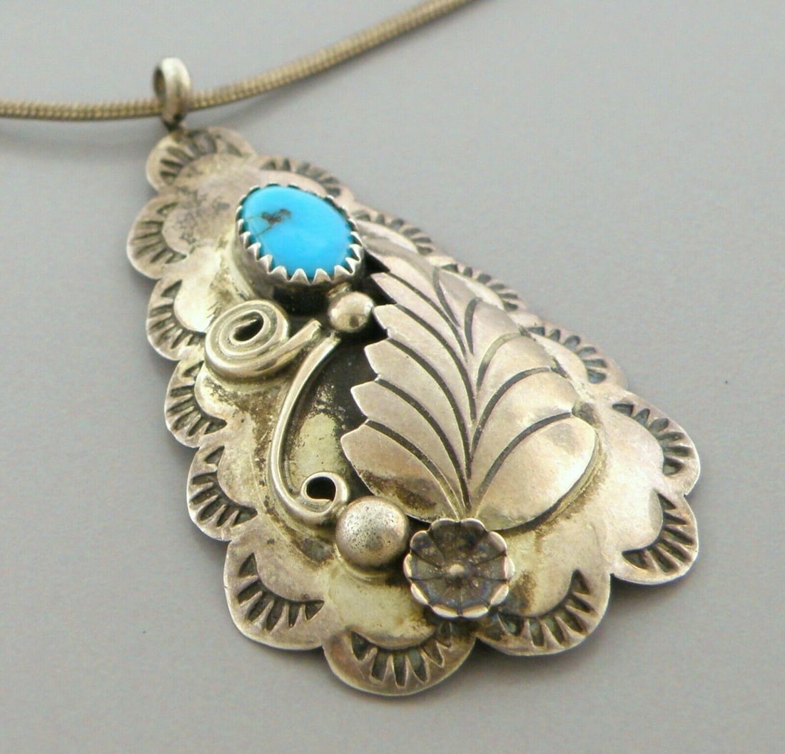 VINTAGE BEAUTIFUL SOUTHWESTERN STERLING SILVER TURQUOISE PENDANT NECKLACE (1 of 2)