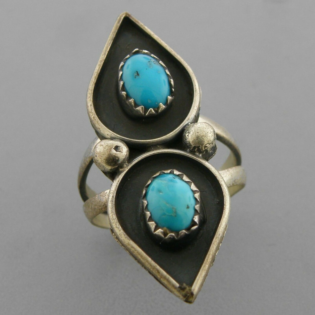 VINTAGE NAVAJO STERLING SILVER TEARDROP TURQUOISE RING (1 of 2)