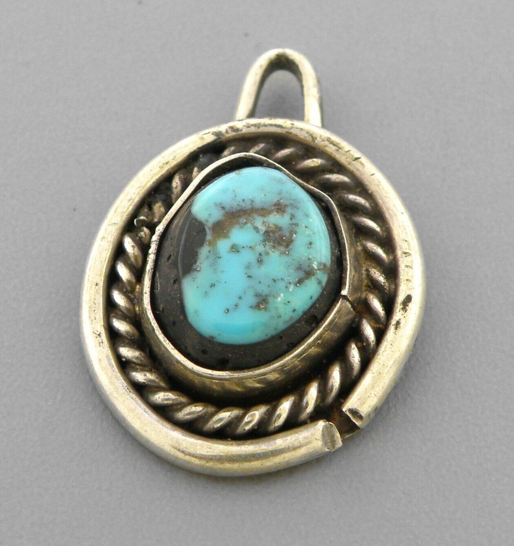 VINTAGE NAVAJO STERLING SILVER TURQUOISE PENDANT (1 of 2)