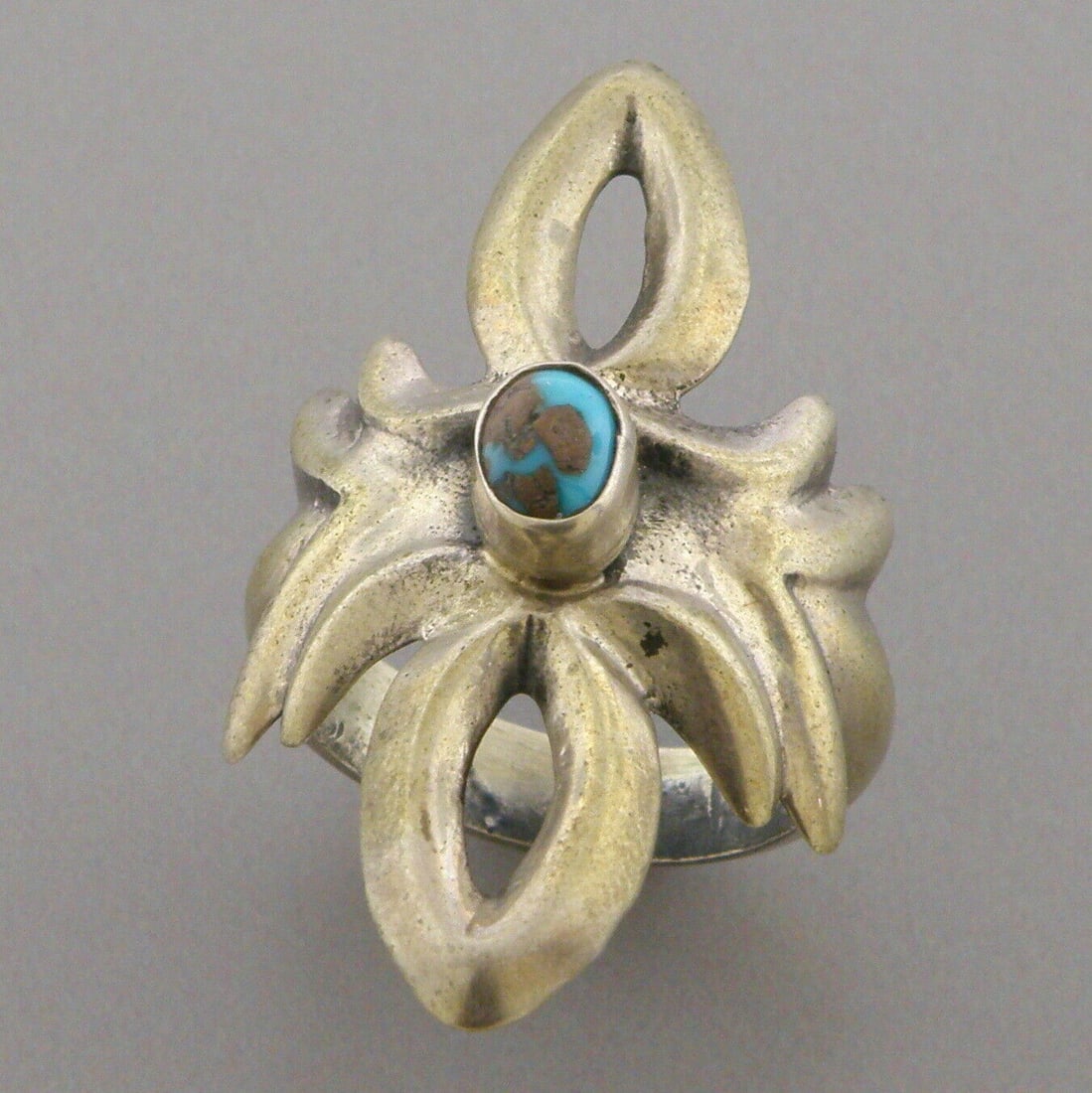 VINTAGE SOUTHWESTERN STERLING SILVER TURQUOISE RING SIZE 8 (1 of 2)