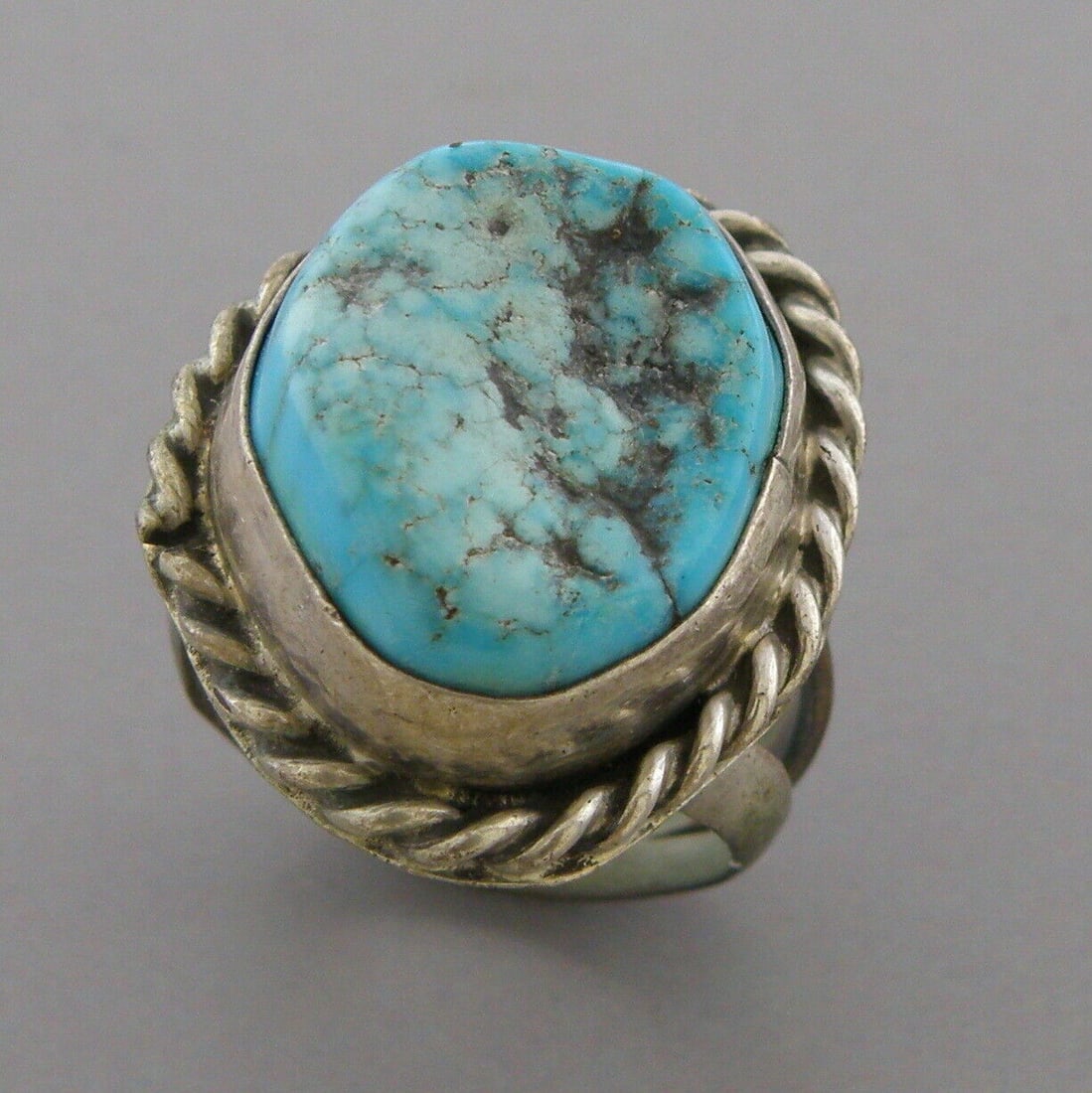 VINTAGE BEAUTIFUL NAVAJO STERLING SILVER TURQUOISE RING (1 of 2)