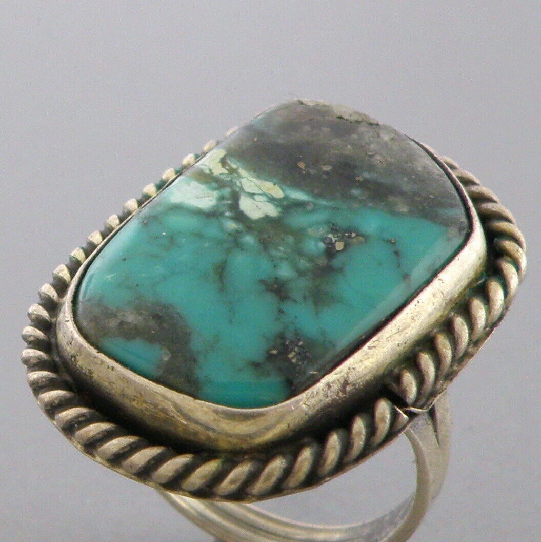 VINTAGE BEAUTIFUL NAVAJO STERLING SILVER TURQUOISE RING (1 of 2)