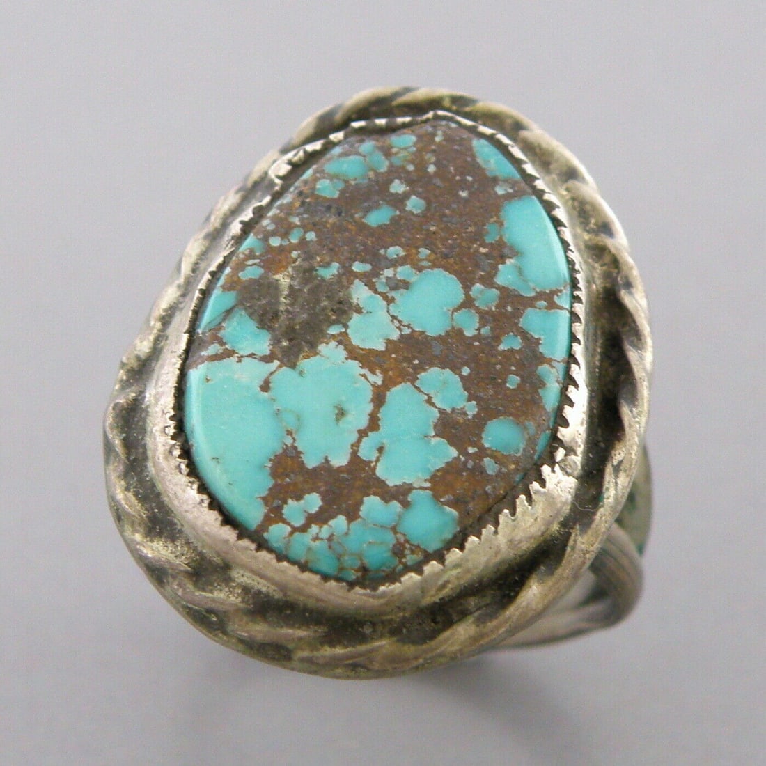 VINTAGE BEAUTIFUL NAVAJO STERLING SILVER TURQUOISE RING (1 of 2)