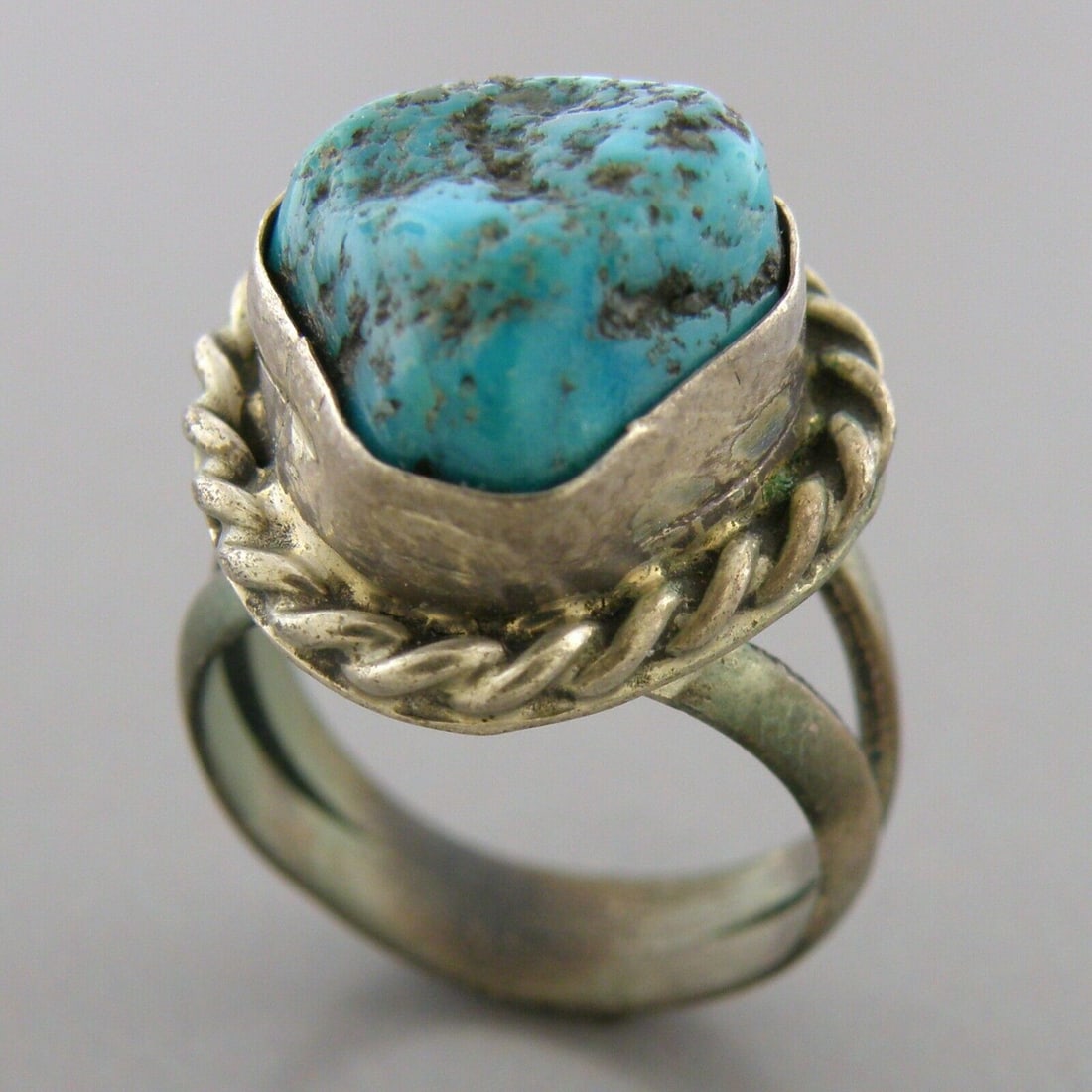 VINTAGE BEAUTIFUL NAVAJO STERLING SILVER NUGGET TURQUOISE RING SIZE 4: VINTAGE TURQUOISE STERLING SILVER RING Vintage Navajo nugget Turquoise sterling silver ring Size 4 Ring head measures 0.58" L x 0.60" W Vintage, Pre-owned, in good condition for its age, please refer