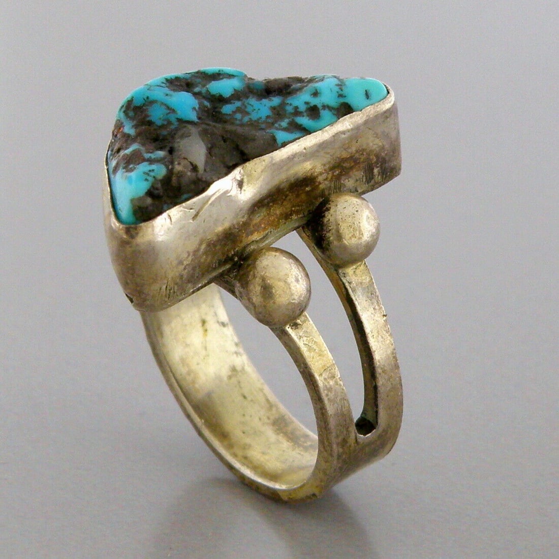 VINTAGE BEAUTIFUL NAVAJO STERLING SILVER TURQUOISE RING (1 of 2)