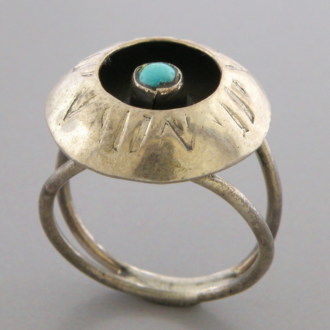 VINTAGE BEAUTIFUL NAVAJO STERLING SILVER SHADOWBOX TURQUOISE RING (1 of 2)