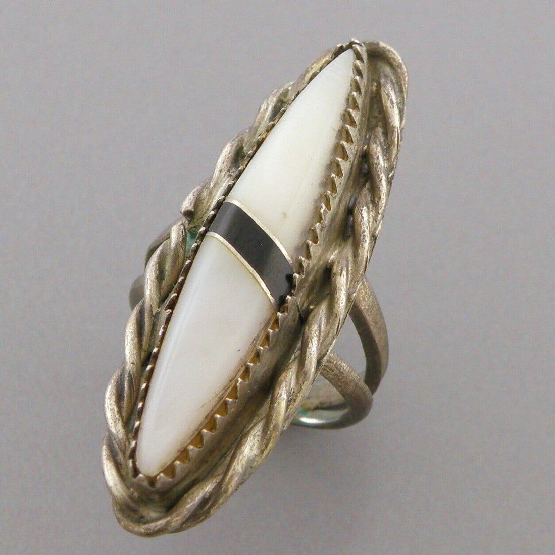 VINTAGE ZUNI STERLING SILVER MOP ONYX INLAY RING: VINTAGE ZUNI STERLING SILVER RING Vintage Zuni mother of pearl onyx sterling silver inlay ring Size 3.5 Ring Measures 1.46" H x 0.50" W on top Vintage, Pre-owned, in good condition for its age, please