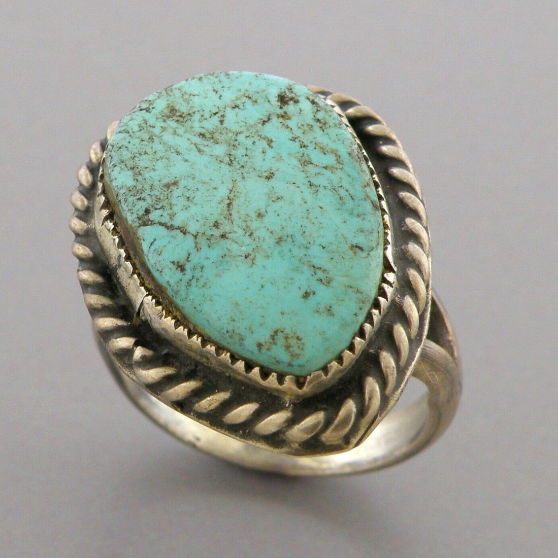 VINTAGE BEAUTIFUL NAVAJO STERLING SILVER TURQUOISE RING (1 of 2)