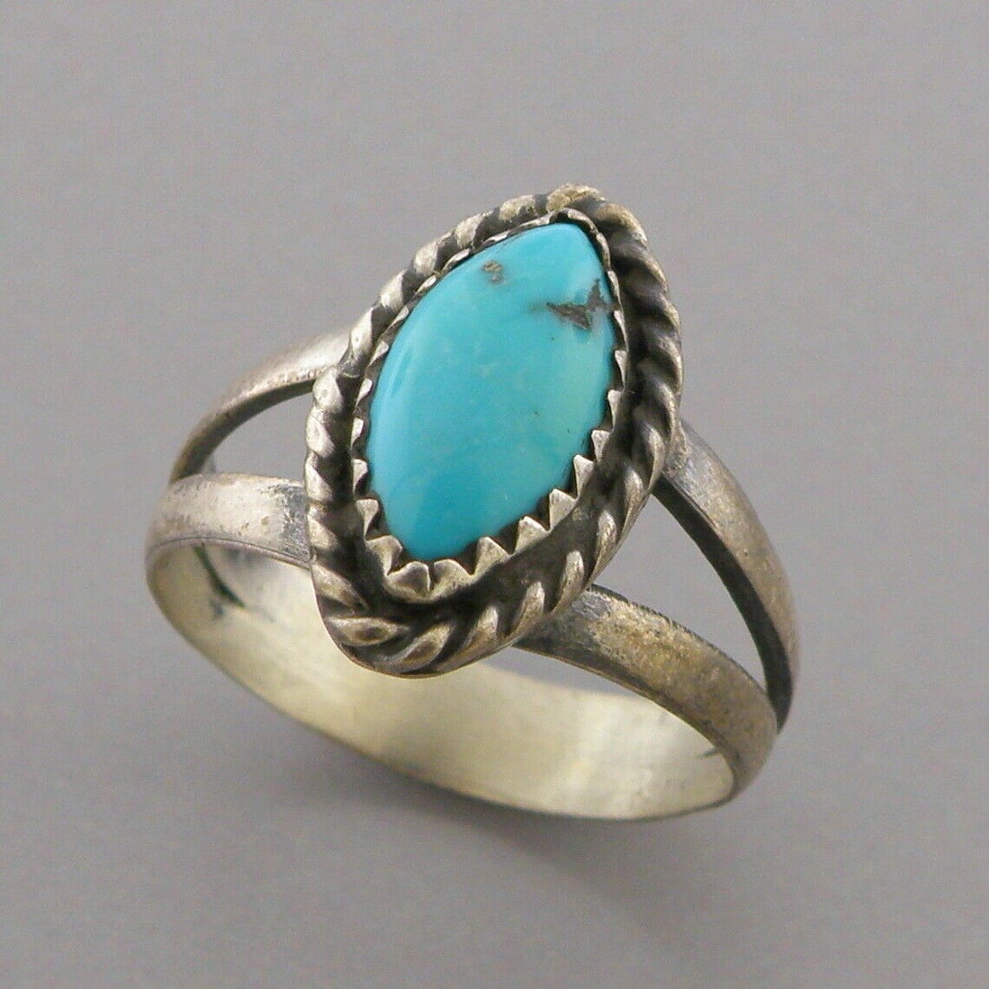VINTAGE NAVAJO STERLING SILVER SLEEPING BEAUTY TURQUOISE RING (1 of 2)