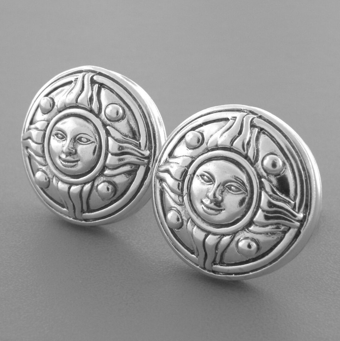 KIESELSTEIN CORD STERLING SILVER CIRCLE SUN EARRINGS: KIESELSTEIN CORD STERLING SILVER EARRINGS Measures 0.89" in diameter Kieselstein cord Sterling silver sun Earrings Pre-owned, in good condition, please refer to pics Stamped KIESELSTEIN CORD 1996 MOON