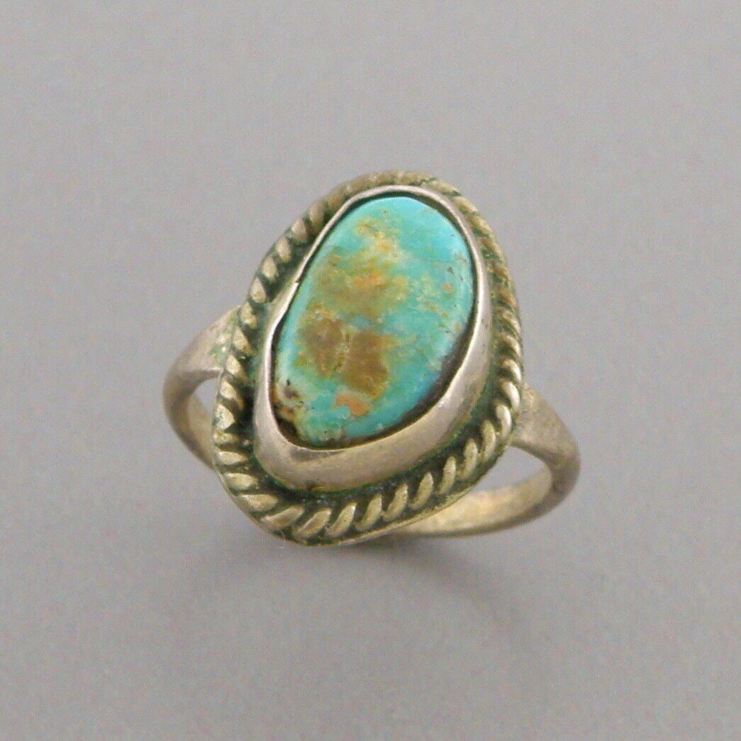 VINTAGE NAVAJO STERLING SILVER TURQUOISE RING KIDS SIZE 2: VINTAGE TURQUOISE STERLING SILVER RING Vintage Navajo Turquoise sterling silver ring Size 2 Ring head measures 0.61" L x 0.44" W Vintage, Pre-owned, in good condition for its age, please refer to pics