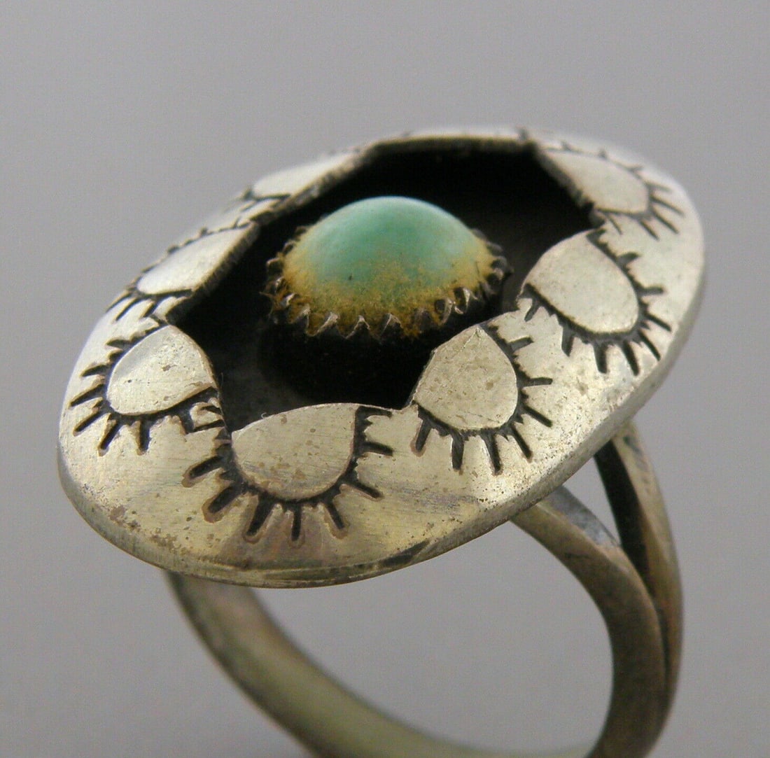 VINTAGE BEAUTIFUL NAVAJO STERLING SILVER SHADOWBOX TURQUOISE RING (1 of 2)