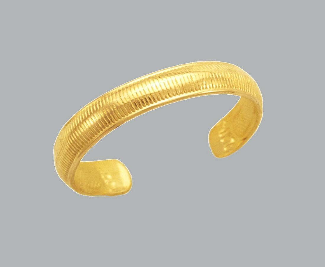 NEW 14K YELLOW GOLD KNUCKLE TOE RING: NEW 14K YELLOW GOLD TOE RING New 14K Yellow solid gold toe ring Toe ring size is adjustable Measures 3mm wide Polished Finish Apx Weight: 1g