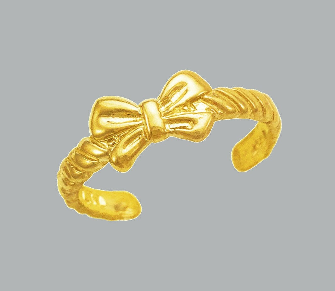 NEW 14K YELLOW GOLD LADIES KNUCKLE TOE RING BOW: NEW 14K YELLOW GOLD TOE RING New 14K Yellow solid gold toe ring Toe ring size is adjustable Measures 6mm wide Polished Finish Apx Weight: 1g