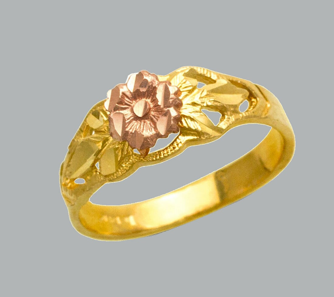 NEW 14K TWO TONE GOLD LADIES FANCY RING FLOWER: NEW 14K TWO TONE GOLD RING New 14K Two tone solid gold ring Ring size 7 Measures 8mm wide in front Diamond cut Polished Finish Apx Weight: 2.7g