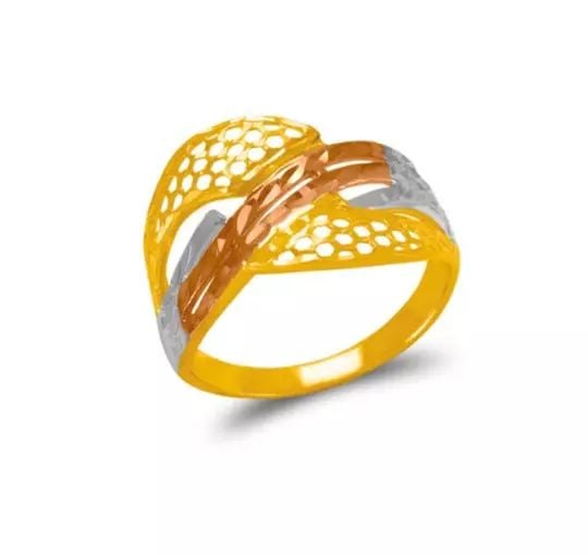 NEW 14K TRI COLOR GOLD DIAMOND CUT FILIGREE RING: NEW 14K TRI COLOR GOLD DIAMOND CUT FILIGREE RING 14K Tricolor Gold Size 7 Approx. 15mm Center, 2.5mm Band High Polished/Diamond Cut Weight: 2.6 Grams