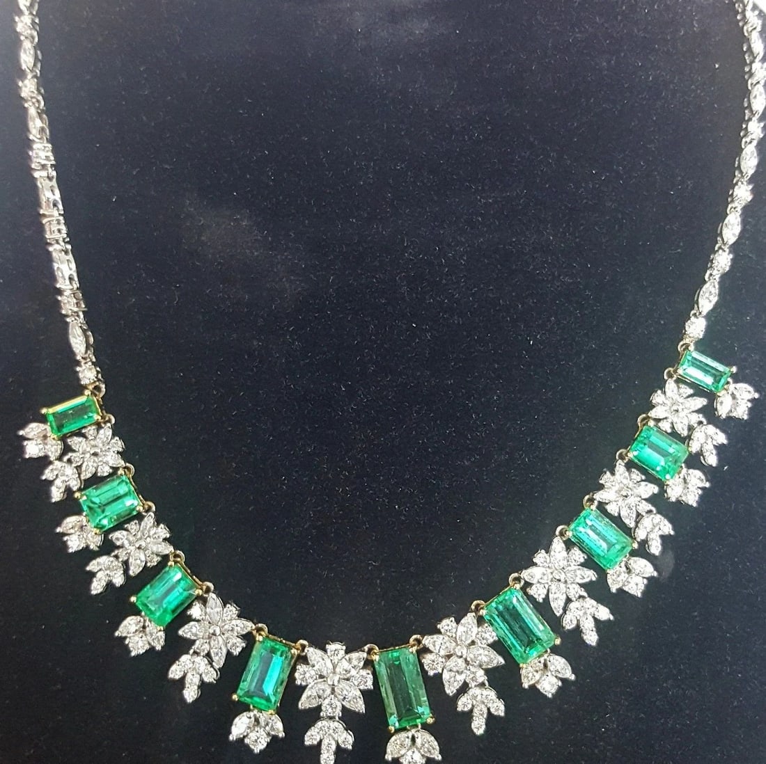 STUNNING 18K WHITE GOLD DIAMOND GREEN EMERALD NECKLACE 23.86CT VS1-G (1 of 2)