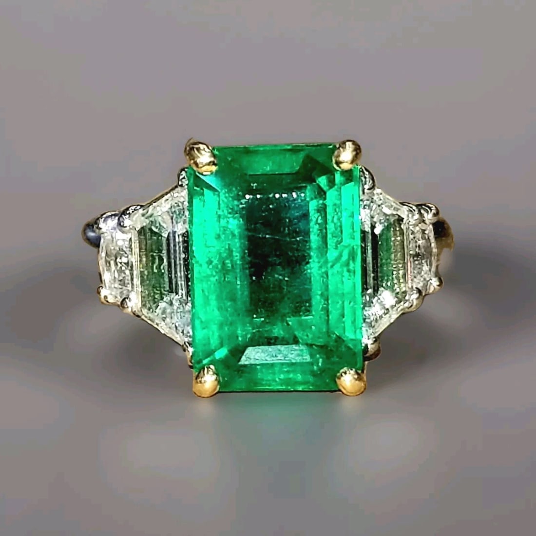 PLATINUM 18K YELLOW GOLD ENGAGEMENT RING 4.88CT.NATURAL GREEN EMERALD AGL CERT: PLATINUM 18K YELLOW GOLD ENGAGEMENT RING 4.88CT.NATURAL GREEN EMERALD AGL CERT Gorgeous platinum 18k yellow gold natural green emerald ring center gem emerald in emerald cut weight 4.88ct. Very clean