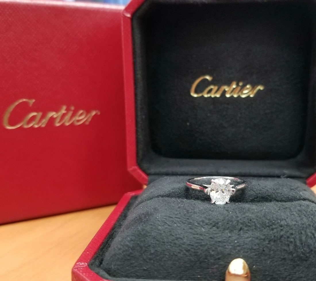 $14,500 CARTIER VINTAGE PLATINUM ENGAGEMENT RING 0.90CT OVAL DIAMOND GIA CERT: $14,500 CARTIER VINTAGE PLATINUM ENGAGEMENT RING 0.90CT OVAL DIAMOND GIA CERT This stunning engagement ring from Cartier features a 0.90ct oval diamond with a very good cut and VS2 clarity grade. The