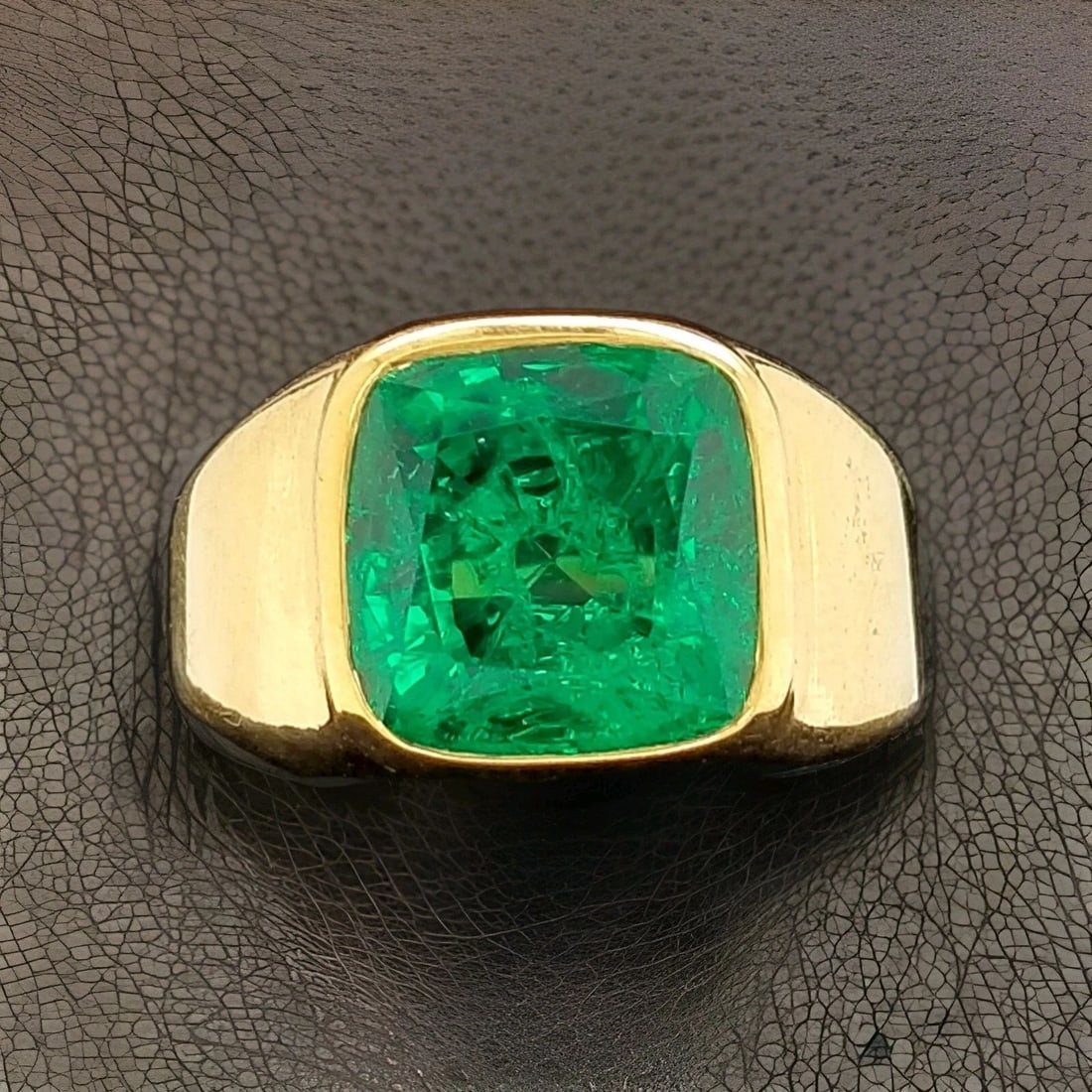 GORGEOUS 18K YELLOW GOLD MEN'S RING 10.55CT. LAB GROWN GREEN CUSHION EMERALD (1 of 2)
