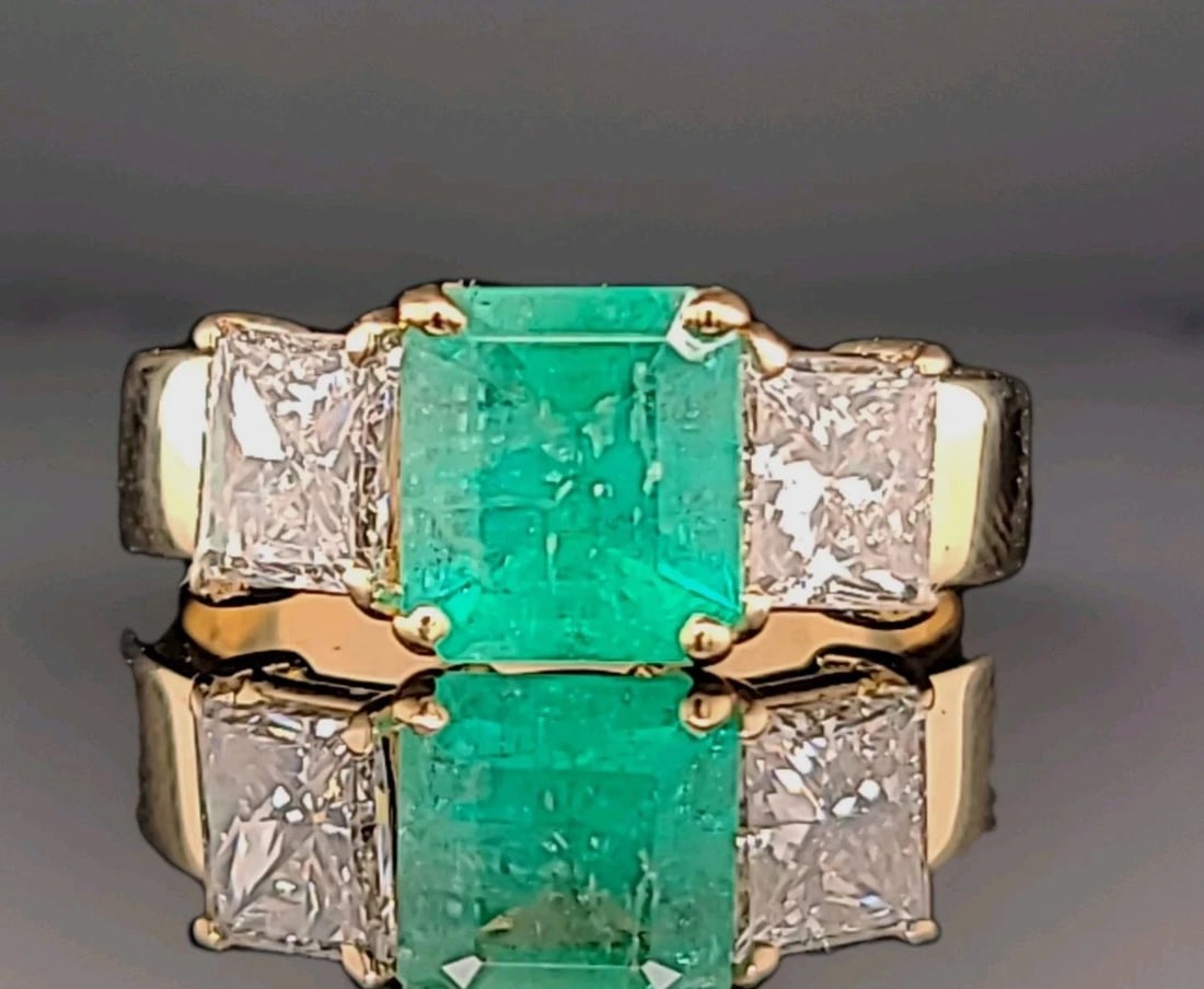 18K YELLOW GOLD ENGAGEMENT THREE-STONE RING 1.56CT. NATURAL COLOMBIAN EMERALD (1 of 2)