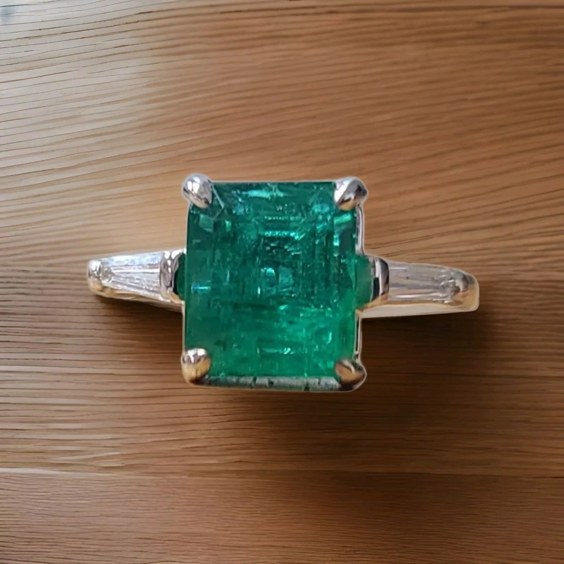 VINTAGE 14K WHITE GOLD ENGAGEMENT RING 2.74CT. NATURAL GREEN EMERALD SHAPE (1 of 2)