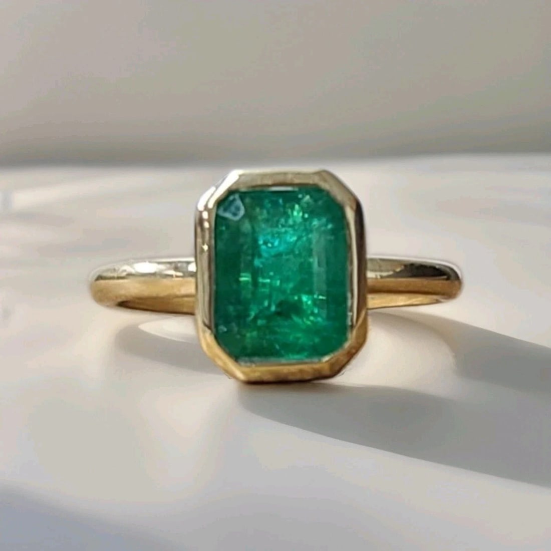 VINTAGE 14K YELLOW GOLD ENGAGEMENT RING 1.95CT.NATURAL GREEN EMERALD CUT (1 of 2)