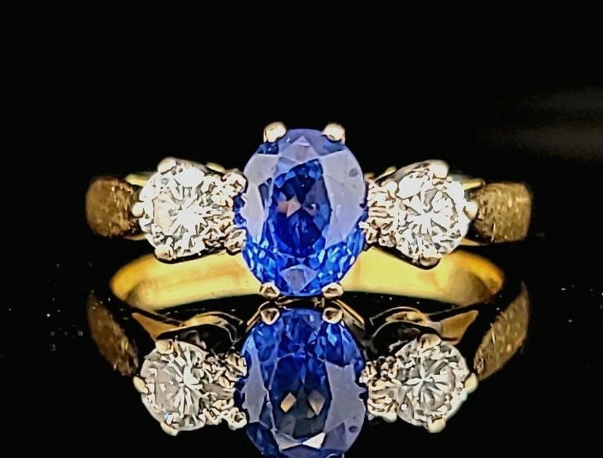 VINTAGE 18K GOLD ENGAGEMENT THREE STONES RING 0.99CT. NATURAL OVAL SAPPHIRE GIA (1 of 2)