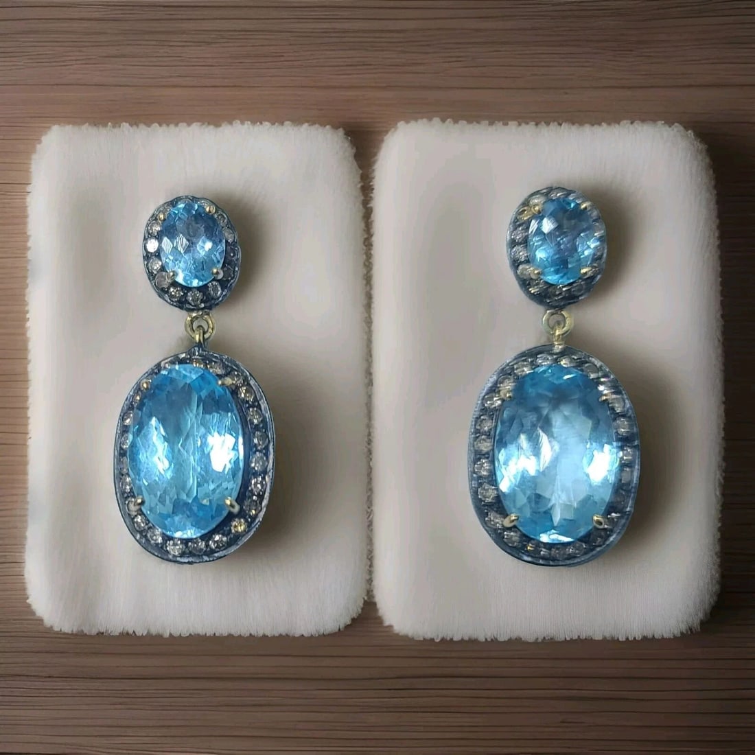 VINTAGE 14K YELLOW GOLD BLUE TOPAZ DROP EARRINGS IN OVAL SHAPE: VINTAGE 14K YELLOW GOLD BLUE TOPAZ DROP EARRINGS IN OVAL SHAPE Gorgeous Vintage 14k white diamond blue topaz drop earrings. set four natural blue topaz oval shape size 16x11mm and 8x6mm very clean, ve