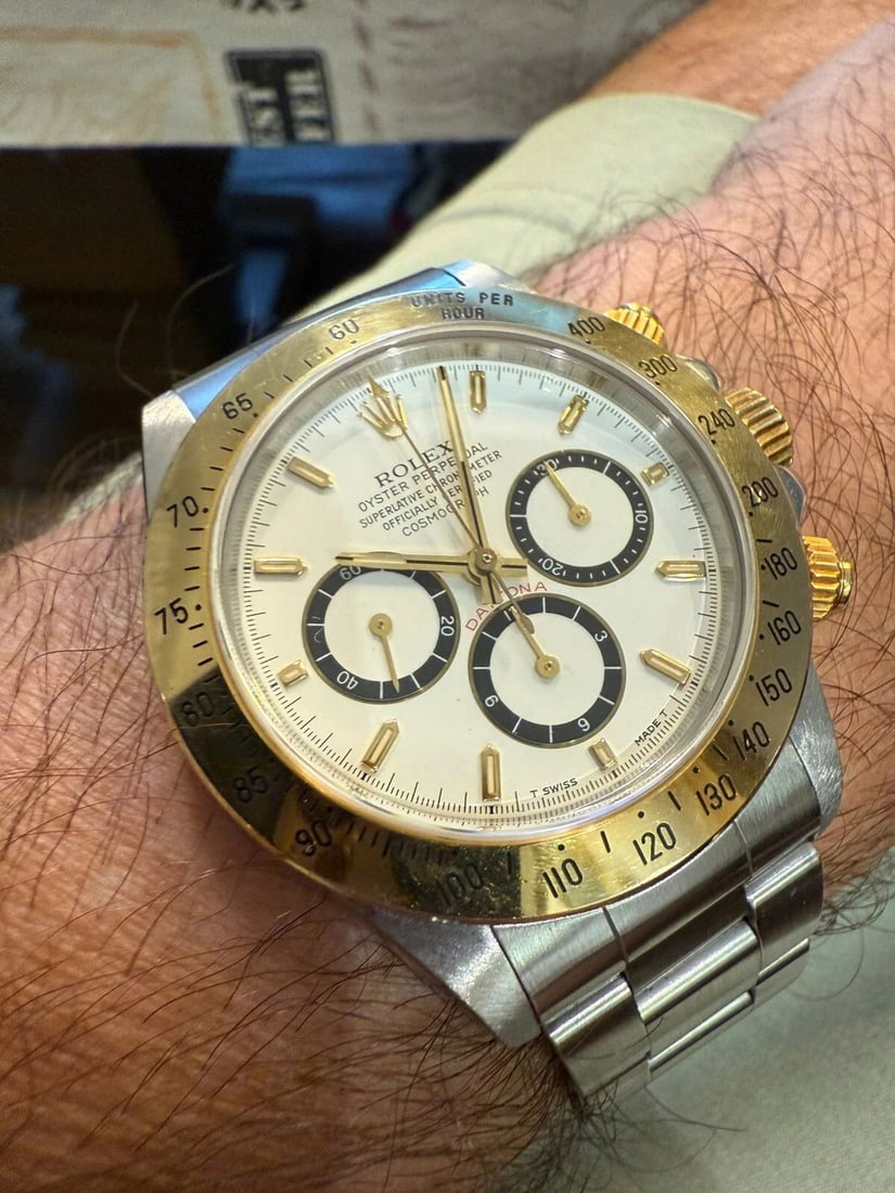 SUPER RARE ROLEX DAYTONA ZENITH 40MM WHITE INVERTED 6 STEEL 18K YELLOW GOLD 1997: SUPER RARE ROLEX DAYTONA ZENITH 40MM WHITE INVERTED 6 STEEL 18K YELLOW GOLD 1997 Condition: Pre-owned - Good: This item has been gently used but is in good condition. It might have a few signs ... Rea