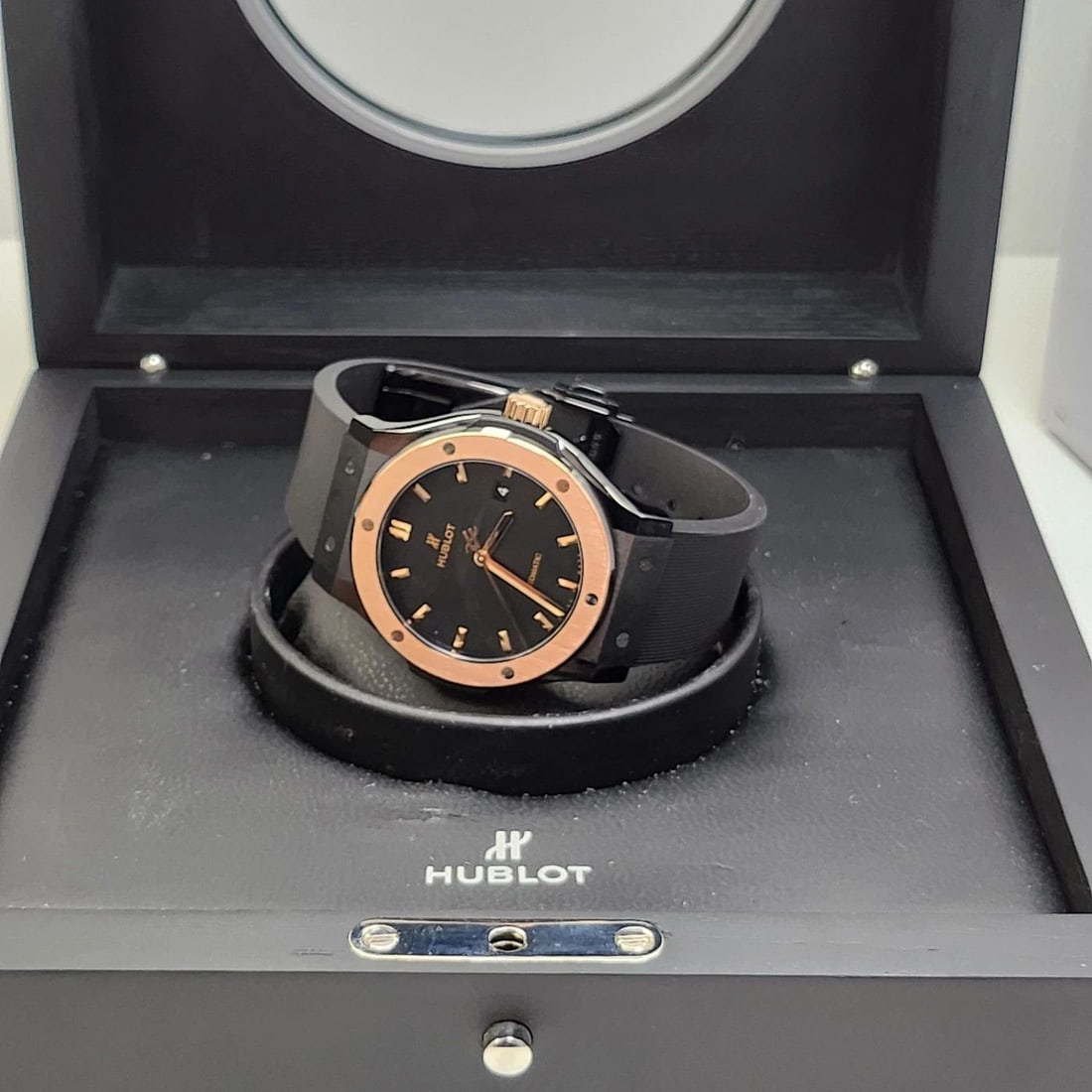W/BOX HUBLOT CLASSIC FUSION 42 MM 18K ROSE GOLD CERAMIC WATCH 542.CO.1181.RX: W/BOX HUBLOT CLASSIC FUSION 42 MM 18K ROSE GOLD CERAMIC WATCH 542.CO.1181.RX Condition: Pre-owned - Good: This item has been gently used but is in good condition. It might have a few signs ... Read mo