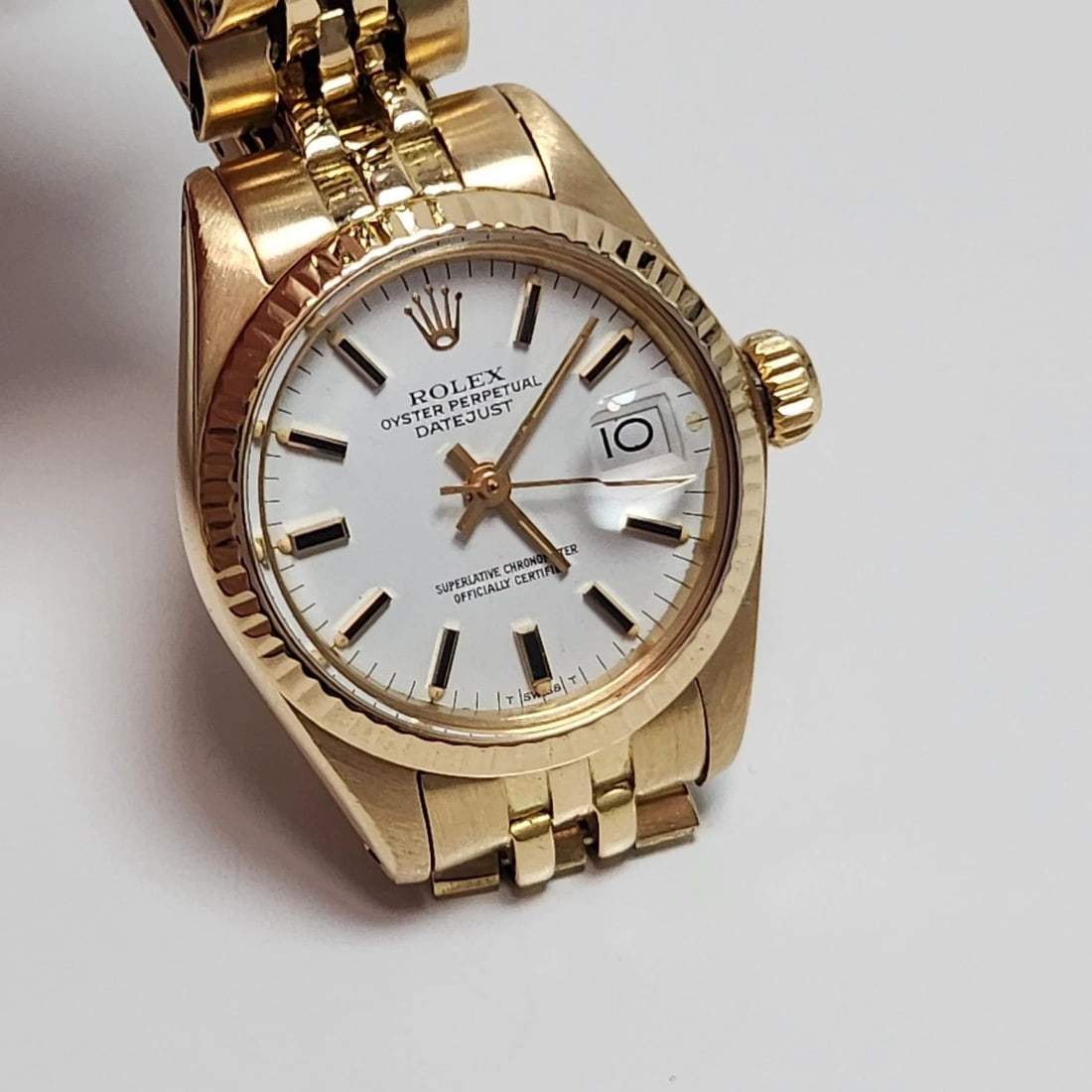 ROLEX LADIES DATEJUST 26 MM 18K YELLOW GOLD JUBILEE WHITE WATCH 6917 CIRCA 1979: ROLEX LADIES DATEJUST 26 MM 18K YELLOW GOLD JUBILEE WHITE WATCH 6917 CIRCA 1979 Condition: Pre-owned - Good: This item has been gently used but is in good condition. It might have a few signs ... Read
