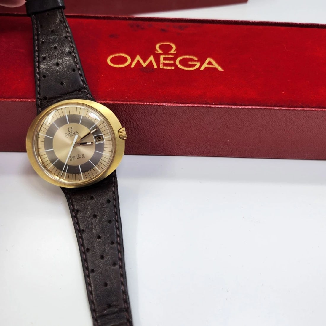 W/BOX OMEGA DYNAMIC 41 X 37 MM 18K YELLOW GOLD LEATHER WATCH 166.0039: W/BOX OMEGA DYNAMIC 41 X 37 MM 18K YELLOW GOLD LEATHER WATCH 166.0039 Condition: Pre-owned - Good: This item has been gently used but is in good condition. It might have a few signs ... Read more abou